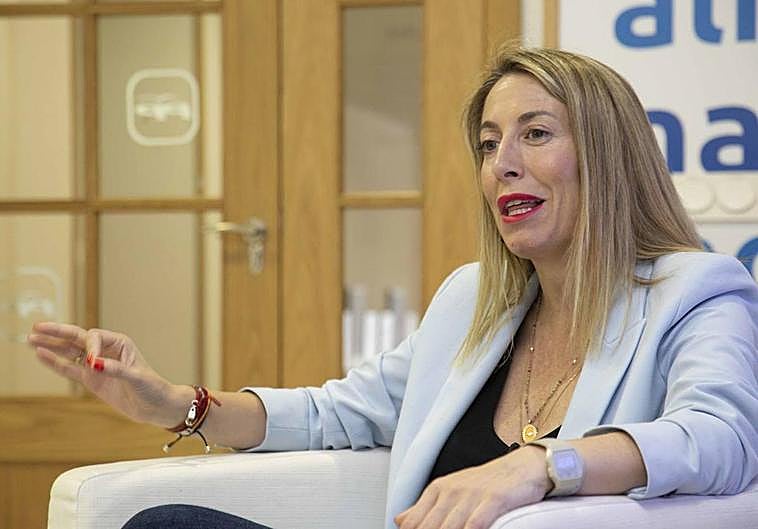 María Guardiola en un momento de la entrevista, en la sede regional del PP, en Mérida.