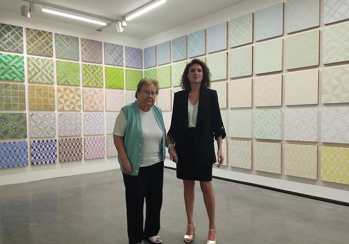 Helga de Alvear junto a la comisaria de la muestra Lola Hinojosa.