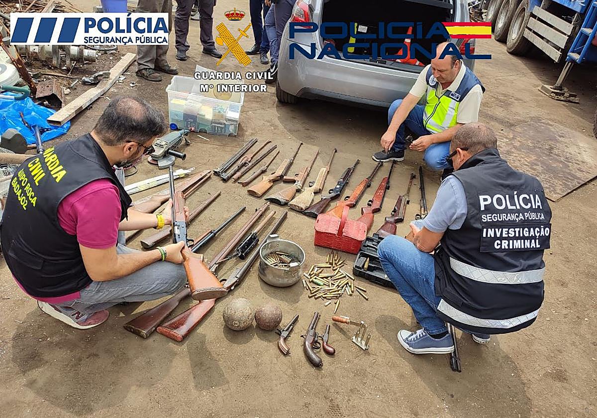 Armas encontradas en la chatarrería de El Nevero en Badajoz.