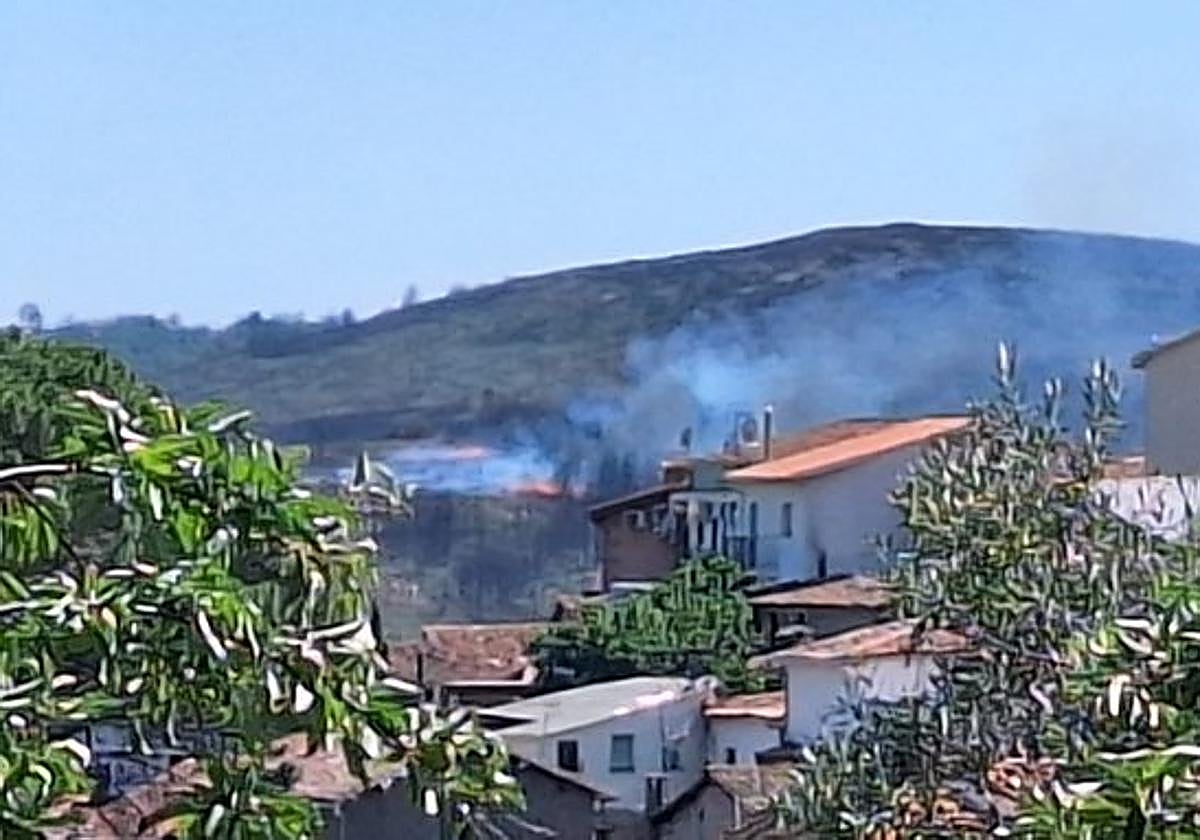 Evolución favorable en la extinción del incendio forestal en Torre de Don Miguel