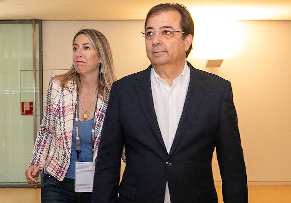 Guillermo Fernández Vara seguido por María Guardiola.