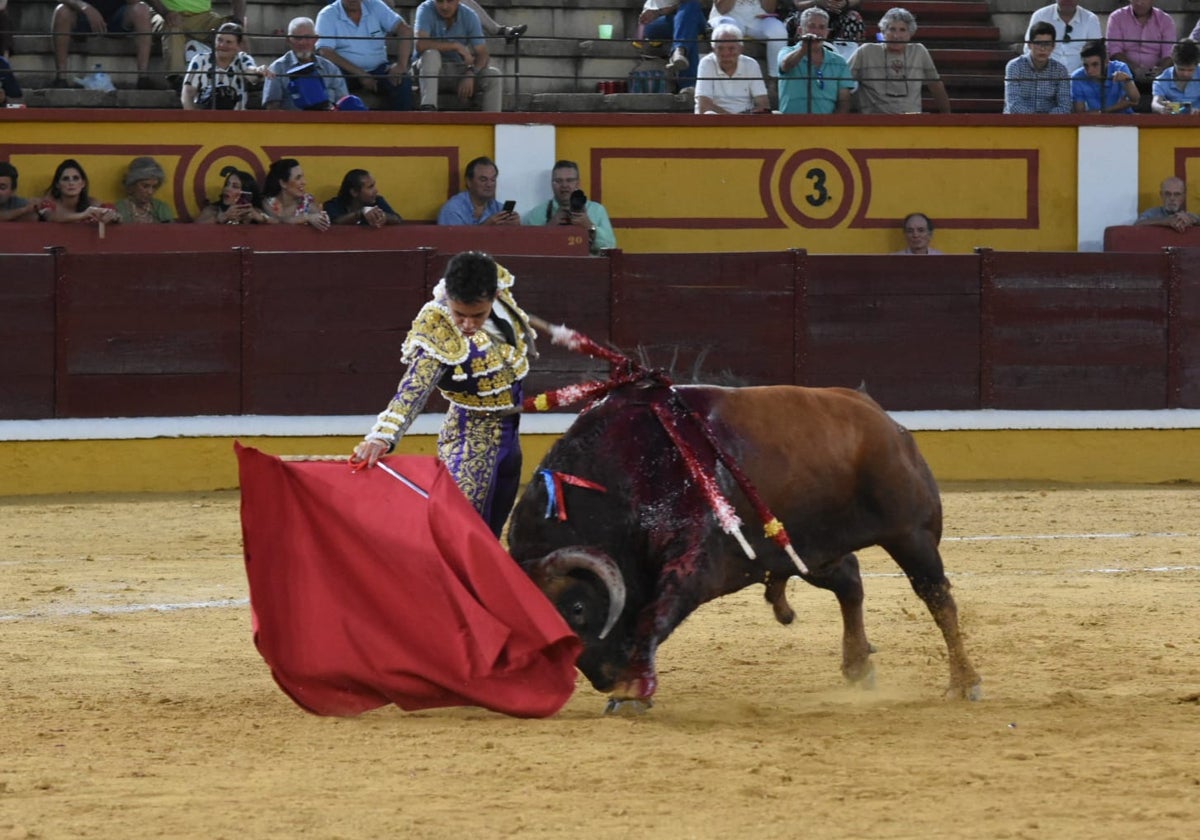 Leo Valadez con el sexto de la tarde, al que cortó una oreja.