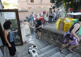 Los vecinos de la calle Sinaí de la Ciudad Monumental celebraron ayer la fiesta de 'San Juanín'