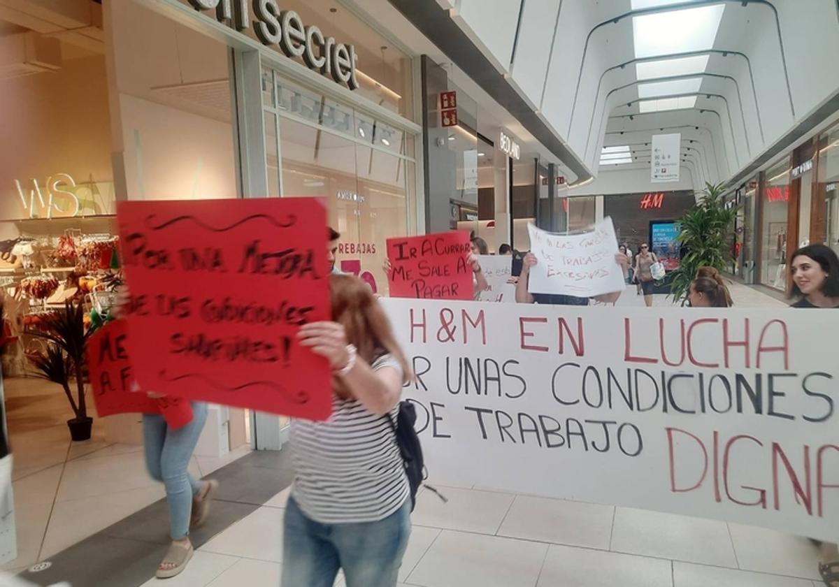 Protesta en H&M por su situación laboral.