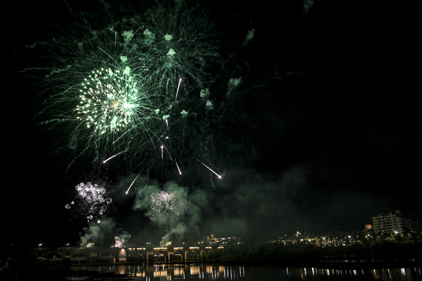 Fuegos artificiales en la noche de San Juan de Badajoz