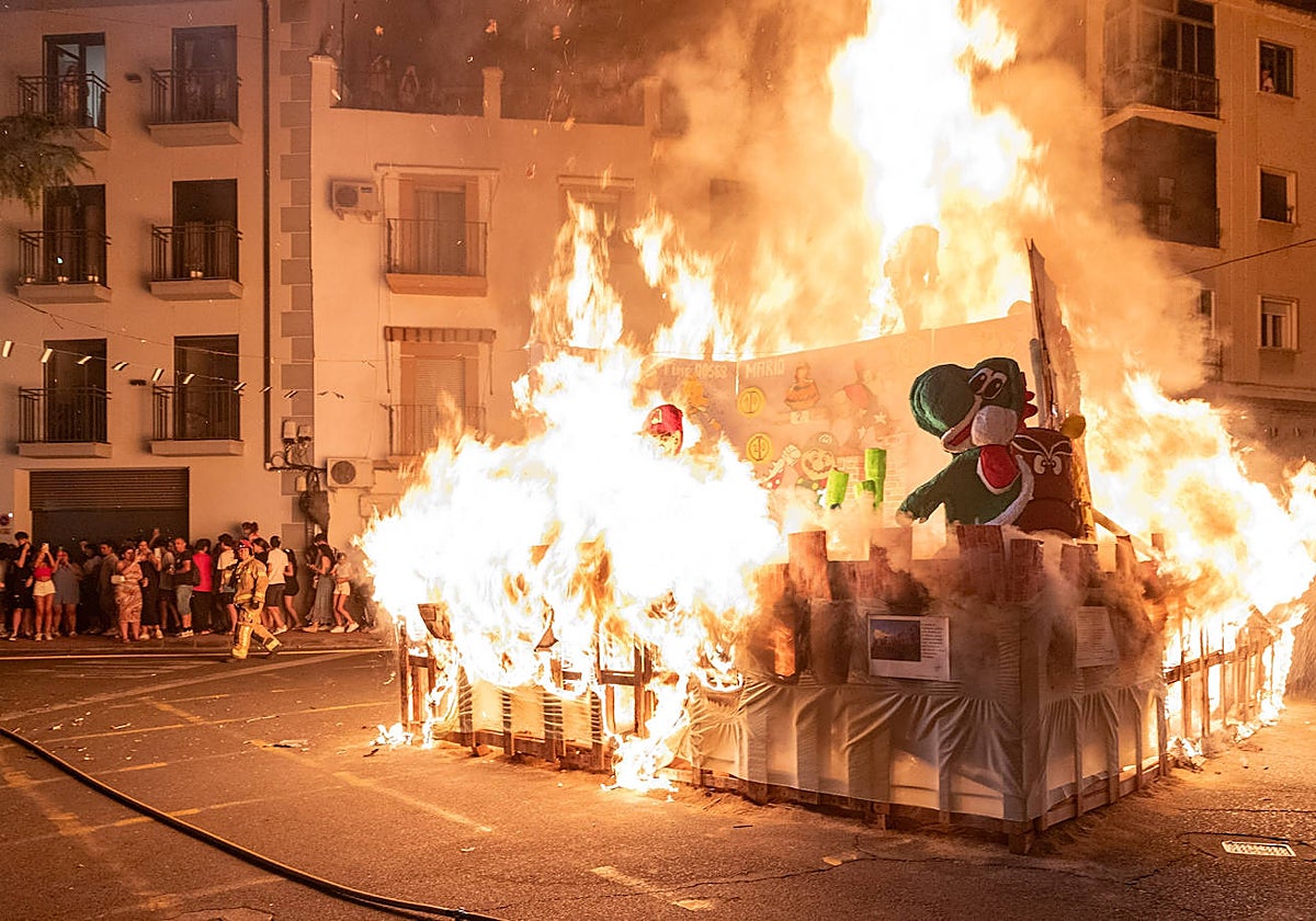 Las dos hogueras ardieron rápidamente, con cientos de placentinos como testigos.