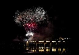 Los fuegos artificiales iluminan el cielo de Badajoz