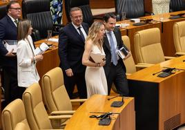 María Guardiola y Abel Bautista, seguidos de José Antonio Monago, en el pleno en la Asamblea de Extremadura de esta semana.