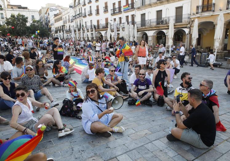 Imagen principal - La Fiesta del Orgullo clama por los derechos LGTBI en Cáceres