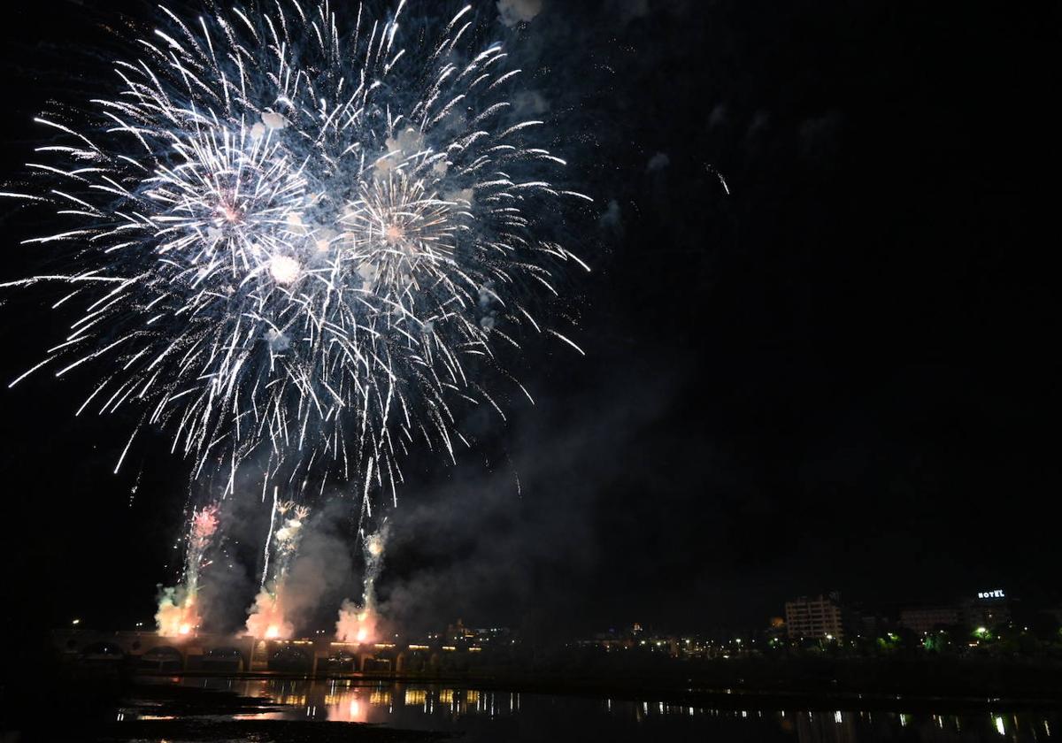 Los fuegos artificiales han iluminado el cielo de Badajoz.