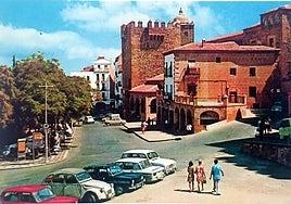 La Plaza a finales de los años 60, con coches y arboleda en el suelo con empedrado portugués