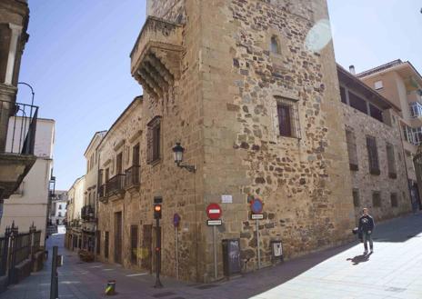 Imagen secundaria 1 - 1. Casa-palacio de los Becerra. Es la sede de la Fundación Mercedes Calles. 2. Camarena. Es el Palacio de Camarena, sede del Colegio Oficial de Arquitectos de Extremadura. 3. NH Palacio de Oquendo. Hotel situado en la Plaza de San Juan (antiguo Meliá). 