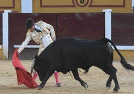 Adrián Monroy con el quinto de la tarde, al que cortó una oreja.