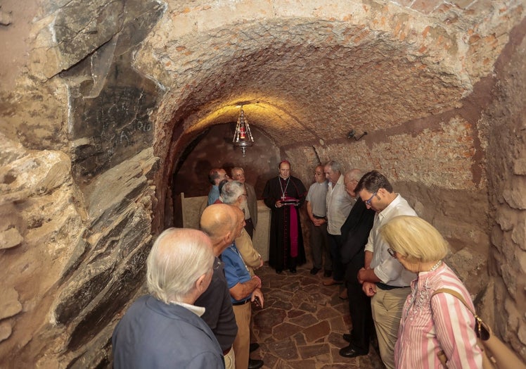 Cueva Primitiva del Santuario, donde se ha colocado un altar.