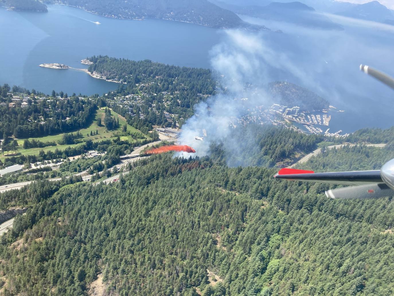 Medio aéreos combagtiendo el fuego en Canadá.