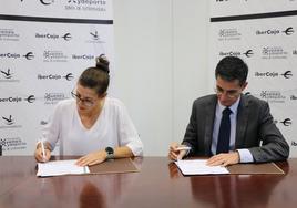 Momento de la firma del convenio entre las dos entidades.
