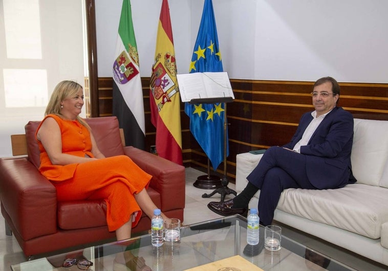 Blanca Martín, presidenta de la Asamblea, recibe a Fernández Vara.