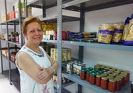 Rosa Infantes, coordinadora de Cáritas, en el almacén solidario de San Roque.