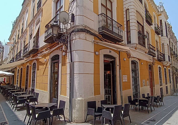 Edificio donde se situaba la industria de torrefacción. Esquina entre Muñoz Torrero y Felipe Checa.