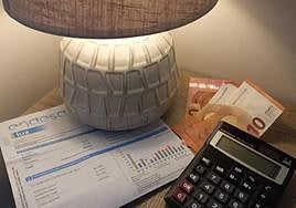 Los pensionistas acogidos al bono social de la luz caen un 11% en un año