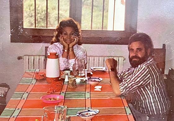 Germán Orellana con Carmen Sevilla en la finca.