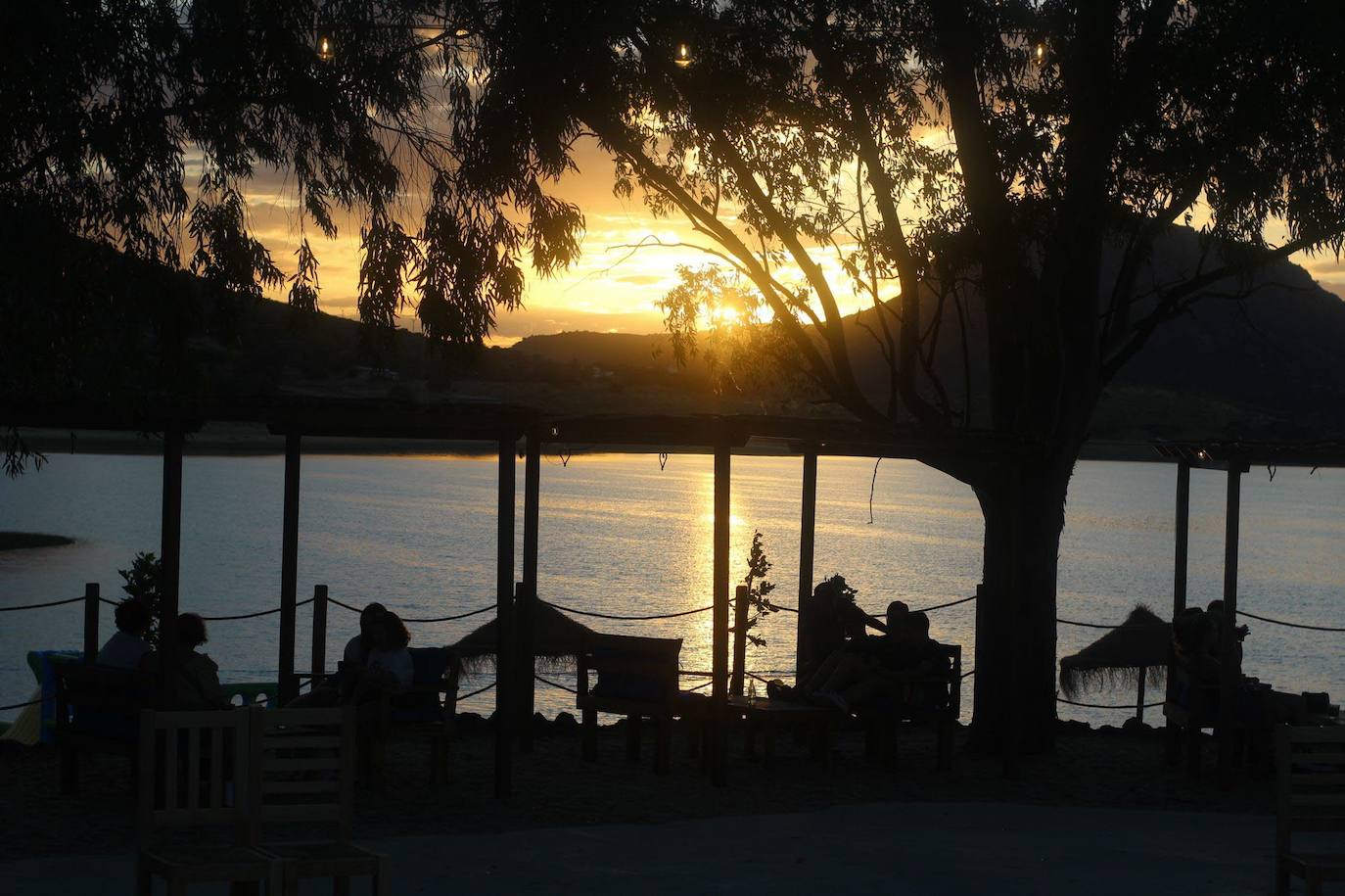 Puesta de sol desde la terraza Tierra y Agua en la playa de Peloche, Badajoz.