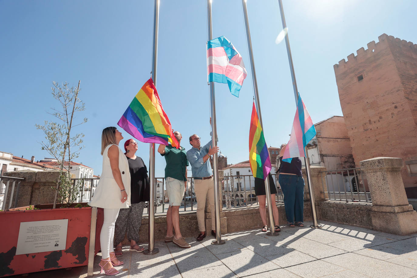 Izado de banderas del colectivo LGTBI en el Ayuntamiento de Cáceres.