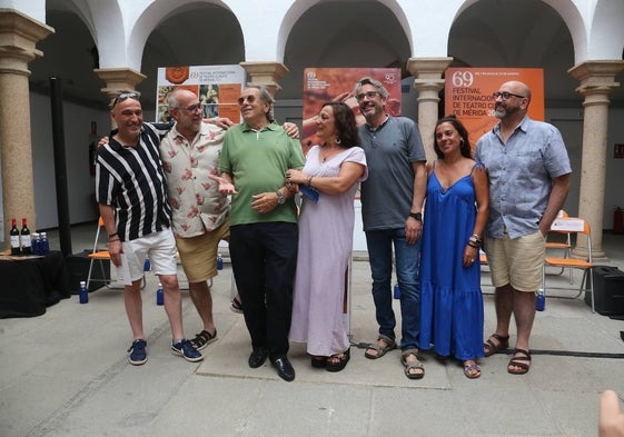 El director Francisco Carrillo, en el centro, junto a parte de los actores de 'Los Gemelos', entre ellos, Fernando Ramos, Juan Carlos Tirado, Paca Velardiez y Esteban García Ballesteros.