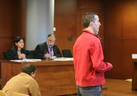 Horacio durante el juicio. Al fondo los abogados Laura Martín Mangas y Estanislao Martín