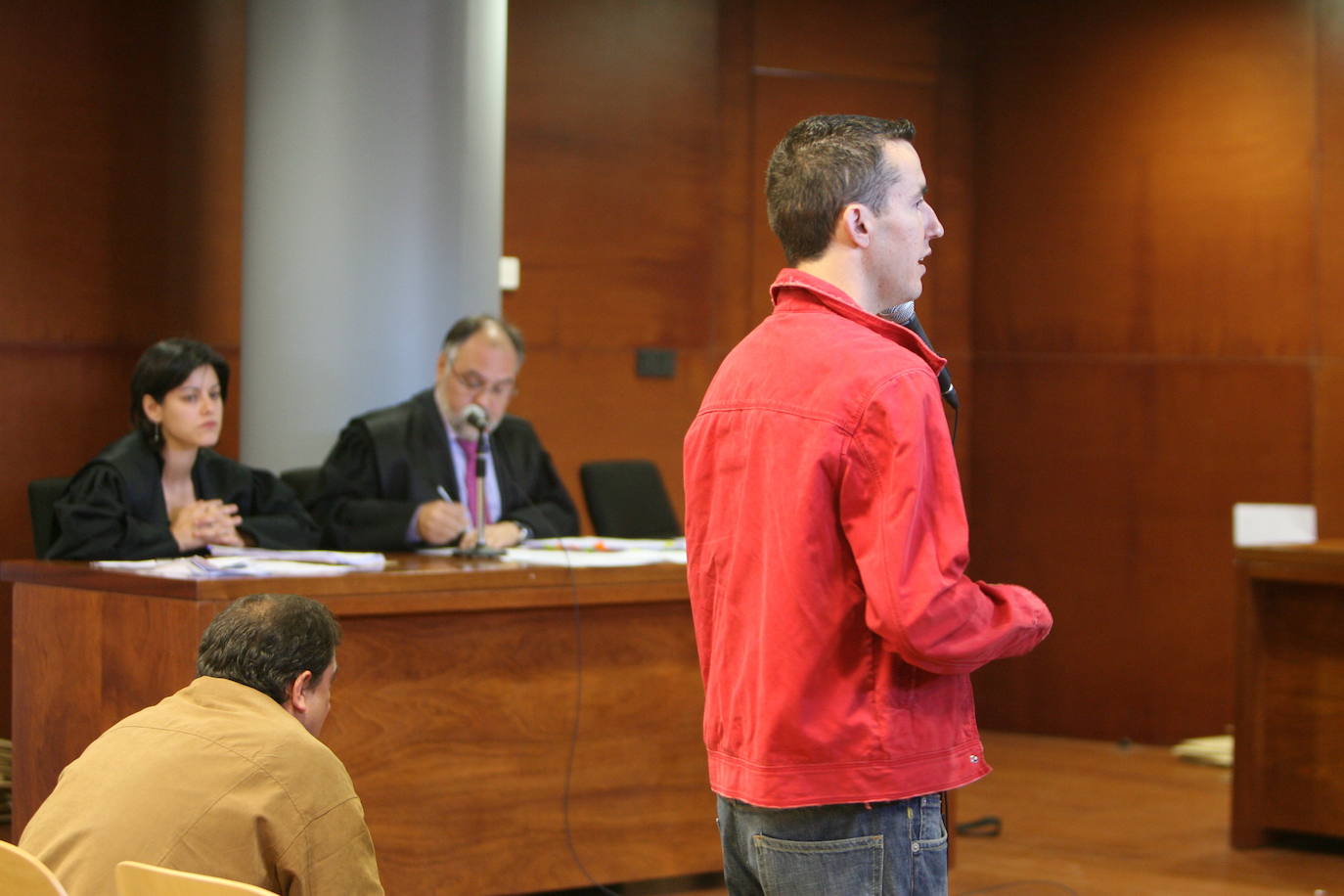 Horacio durante el juicio. Al fondo los abogados Laura Martín Mangas y Estanislao Martín.