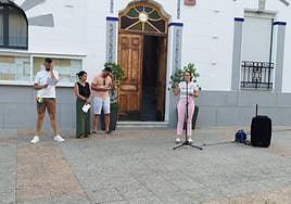 La alcaldesa de Calamonte, Lola Enrique Jiménez, durante la lectura del manifiesto.