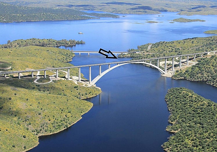 Años después del macabro hallazgo, junto al lugar en el que se encontraron los trozos del cadáver (señalado con una flecha), se levantó el puente del AVE.