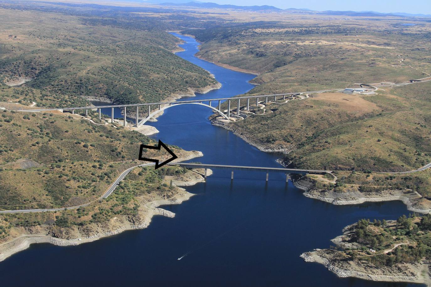Años después del macabro hallazgo, junto al lugar en el que se encontraron los trozos del cadáver (señalado con una flecha), se levantó el puente del AVE.