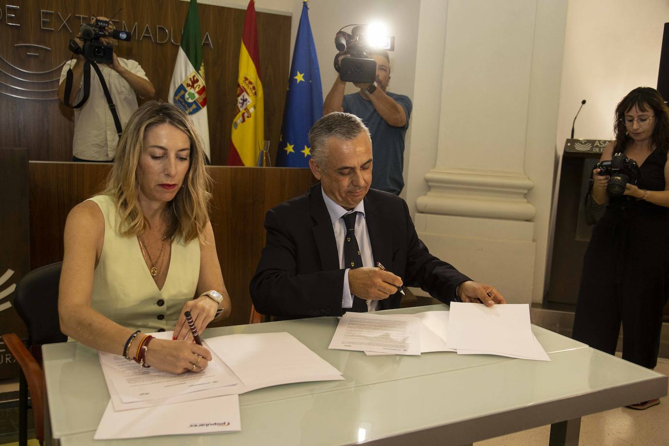 María Guardiola y Ángel Pelayo Gordillo firman el acuerdo para formar gobierno en Extremadura