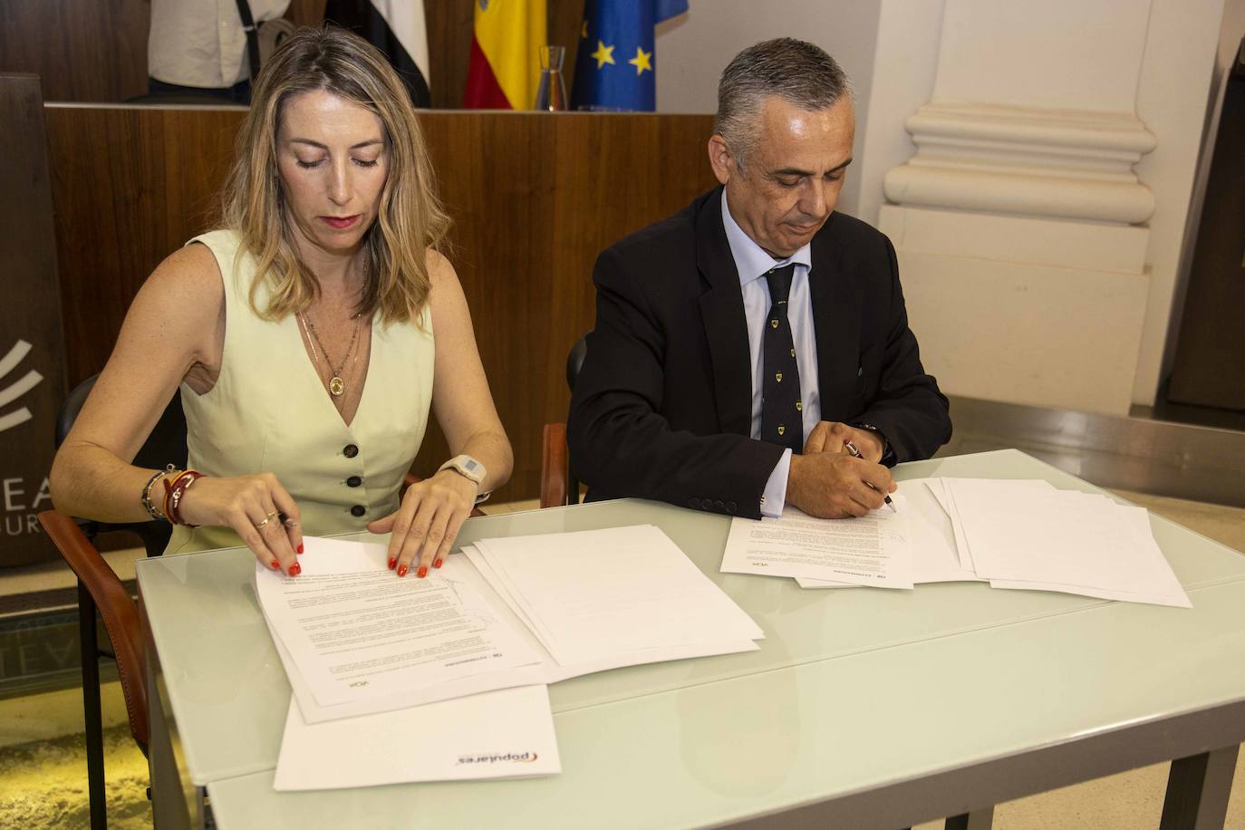 María Guardiola y Ángel Pelayo Gordillo firman el acuerdo para formar gobierno en Extremadura