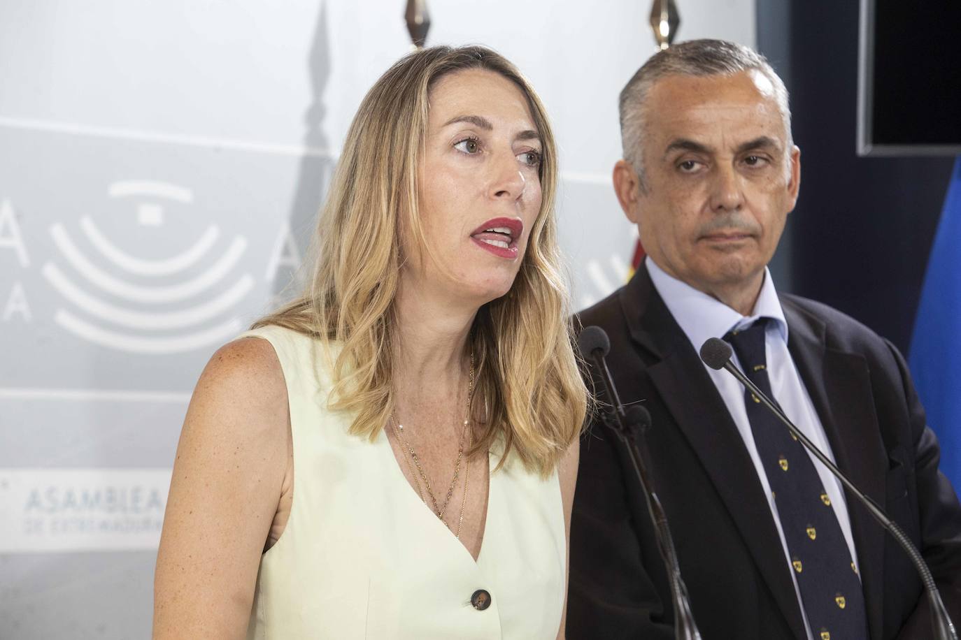 María Guardiola y Ángel Pelayo Gordillo durante la rueda de prensa en la que han informado del acuerdo para formar gobierno en Extremadura