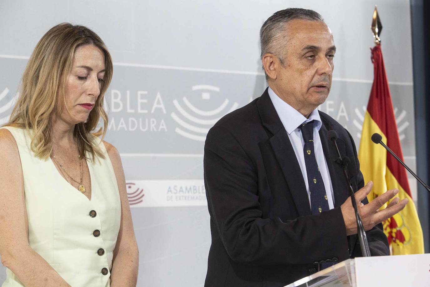 María Guardiola y Ángel Pelayo Gordillo durante la rueda de prensa en la que han informado del acuerdo para formar gobierno en Extremadura