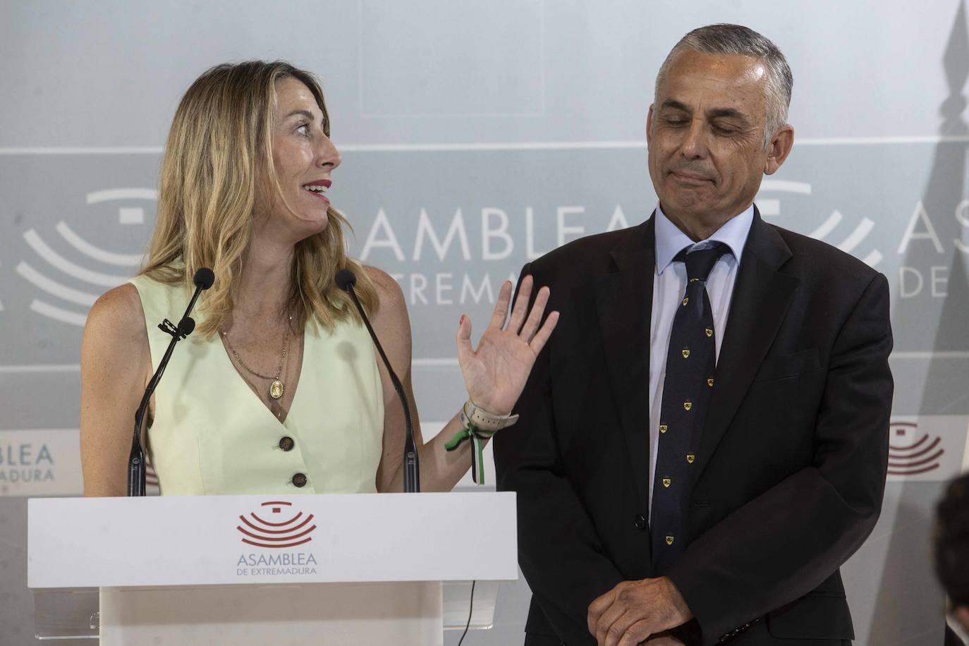 María Guardiola y Ángel Pelayo Gordillo durante la rueda de prensa en la que han informado del acuerdo para formar gobierno en Extremadura