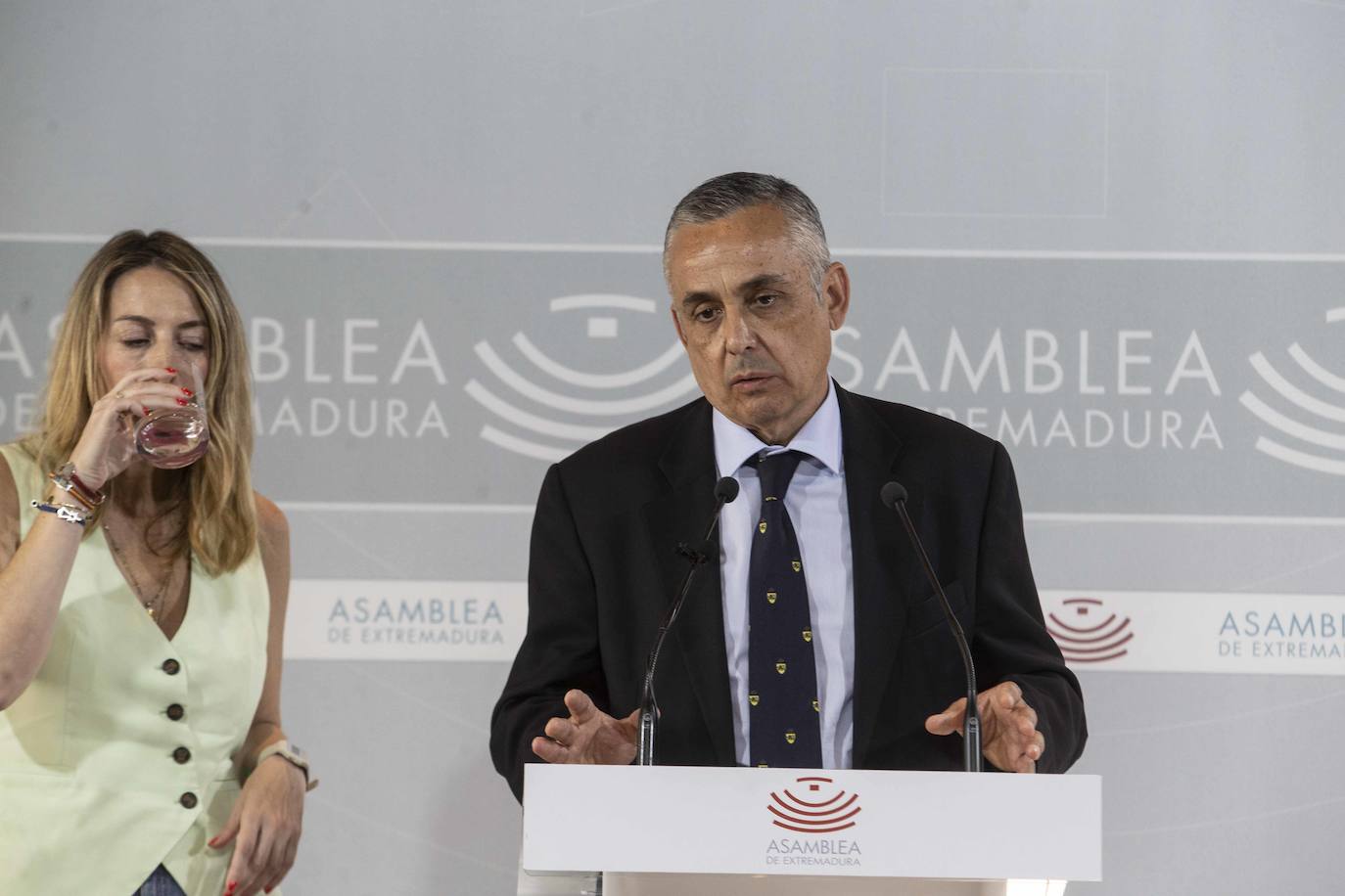 María Guardiola y Ángel Pelayo Gordillo durante la rueda de prensa en la que han informado del acuerdo para formar gobierno en Extremadura