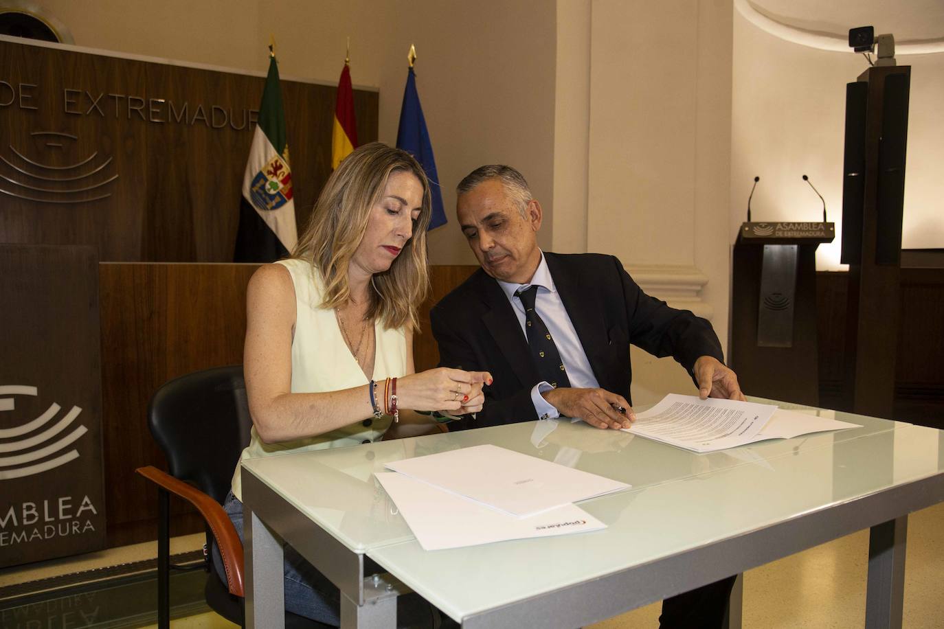 María Guardiola y Ángel Pelayo Gordillo en la firma del acuerdo para formar gobierno en Extremadura