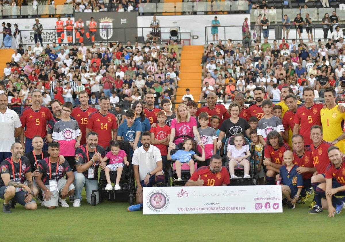 Foto de familia antes del comienzo del partido en el Nuevo Vivero.