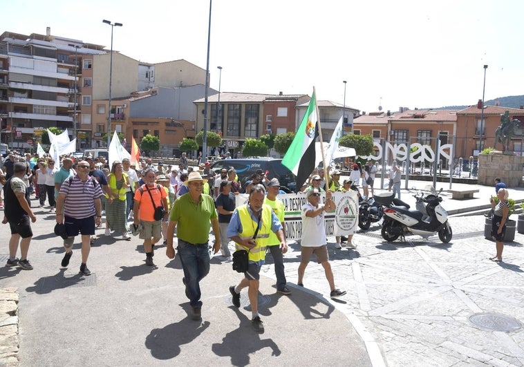 Los manifestantes, en la puerta del Sol de Plasencia.