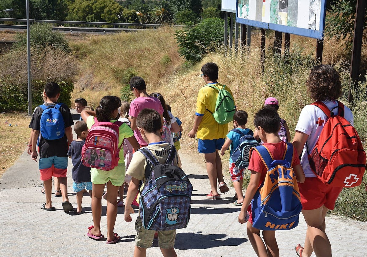 Actividades en un campamento organizado por la Junta.