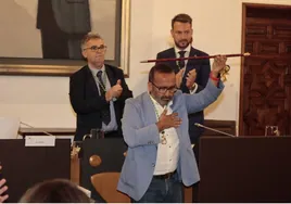 Miguel Ángel Morales agradecido al recibir el bastón de mando de la Diputación.