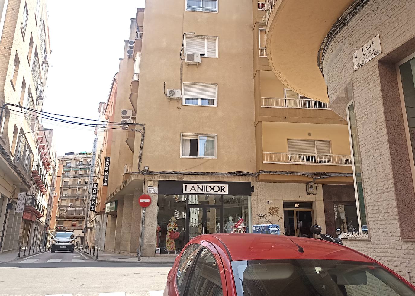 La calle Eladia Montesino-Espartero en la esquina con Gómez Becerra.