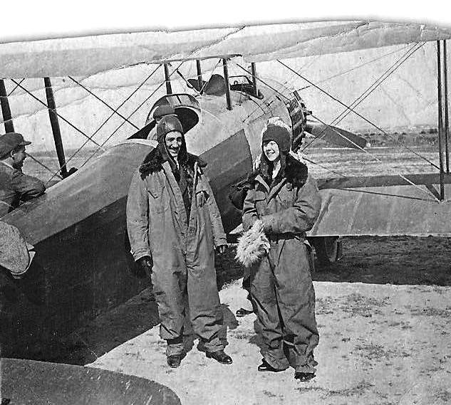 El Marqués de Morella y su hija Eladia Montesino-Espartero en un campo de aviación.