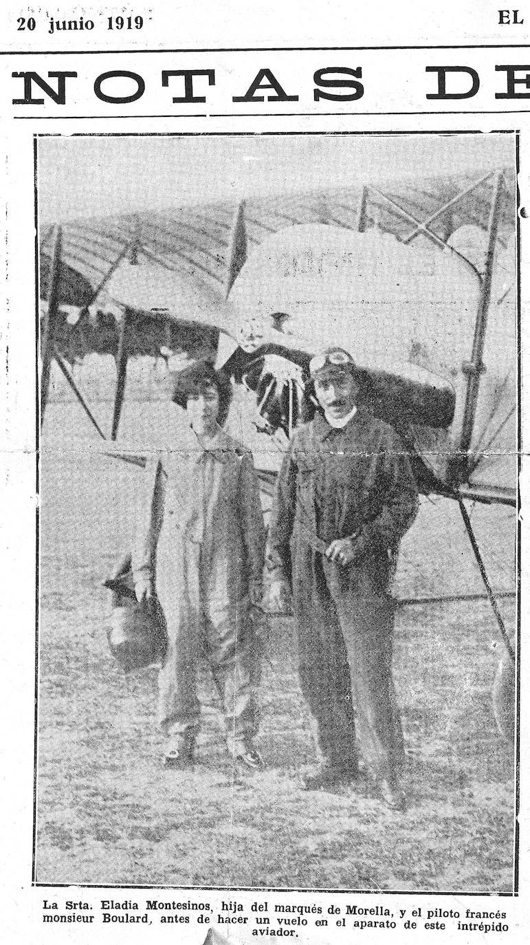 Imagen de Eladia con el piloto Boulard antes del primer vuelo de la mujer que vivió 64 años en Cáceres.