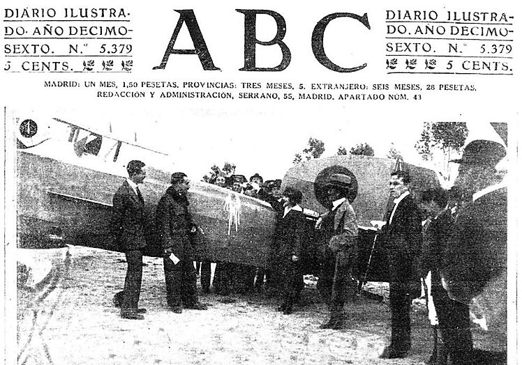 Portada de ABC del 4 de abril de 1920, con Eladia Montesino bautizando, en Alicante, el servicio postal aéreo Madrid-Alicante-Málaga. Era la primera línea aérea postal de España.