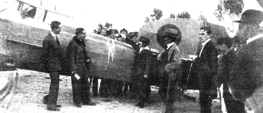Imagen publicada en el ABC. Luis Montesino está la lado de su hija con un sombrero.