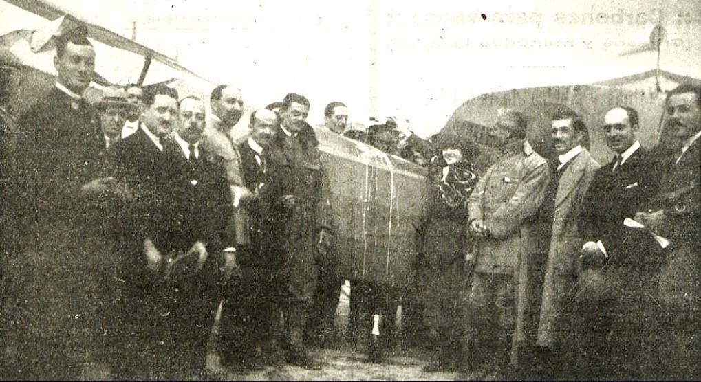 Otra foto del bautismo de la línea aérea. Luis Montesino es el tercero por la derecha.